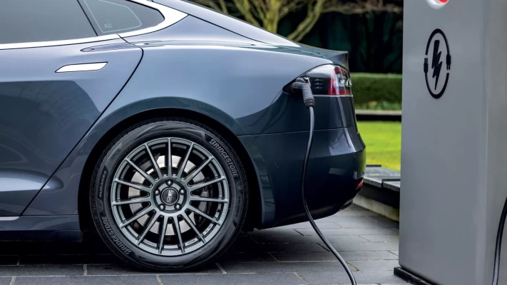 Bridgestone bringt neue Spezialreifen für Teslas und Mustang Mach-E auf den Markt