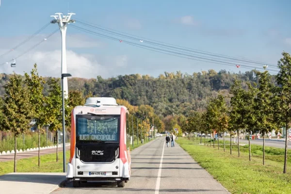 Das erste autonome Fahrzeug im europäischen Verkehr: EasyMile EZ10