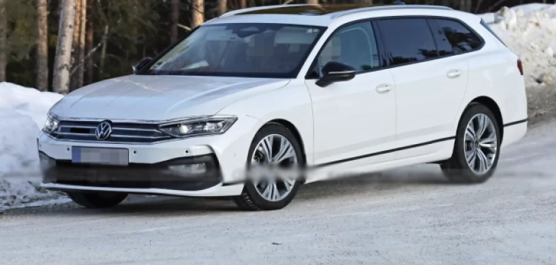 Neuer VW Passat 2024 in niedrigeren Ausstattungen und neuen Farben gesichtet