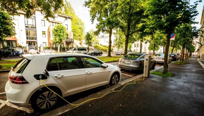 Der monatliche Verkaufsanteil von Elektrofahrzeugen in Norwegen hat sich fast 80 % nähert.