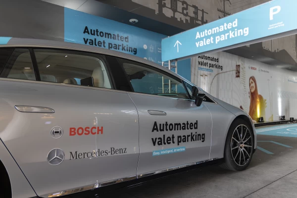 Mercedes-Benz stellt in Los Angeles die Intelligent Park Pilot-Technologie vor