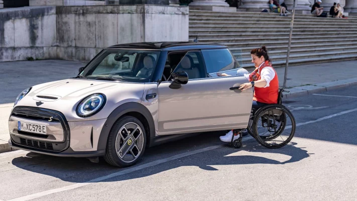 Der MINI Cooper SE ist jetzt barrierefreier für Menschen mit Behinderungen