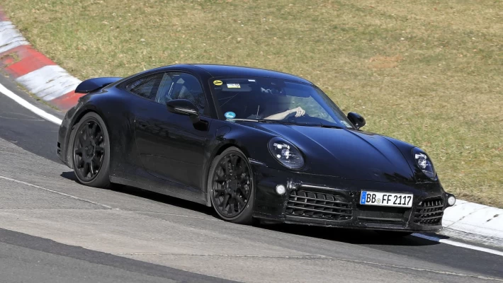 Neuer 2023er Porsche 911 fast ohne Tarnung gesichtet