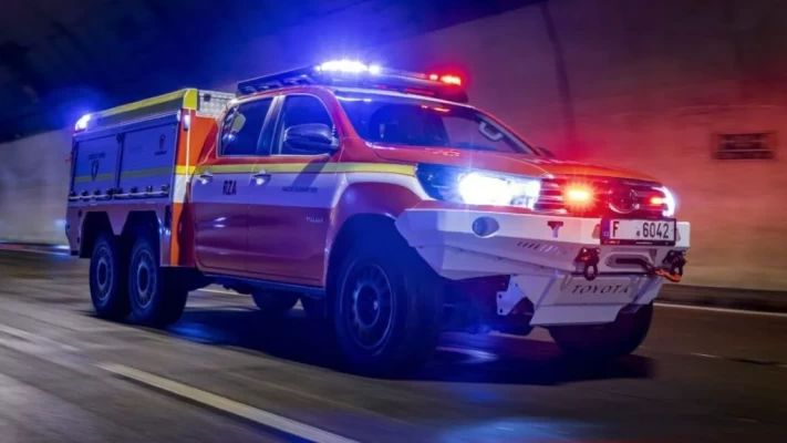 Dieses Toyota Hilux 6×6-Feuerwehrauto ist für die Bekämpfung von Bränden durch Elektrofahrzeuge konzipiert